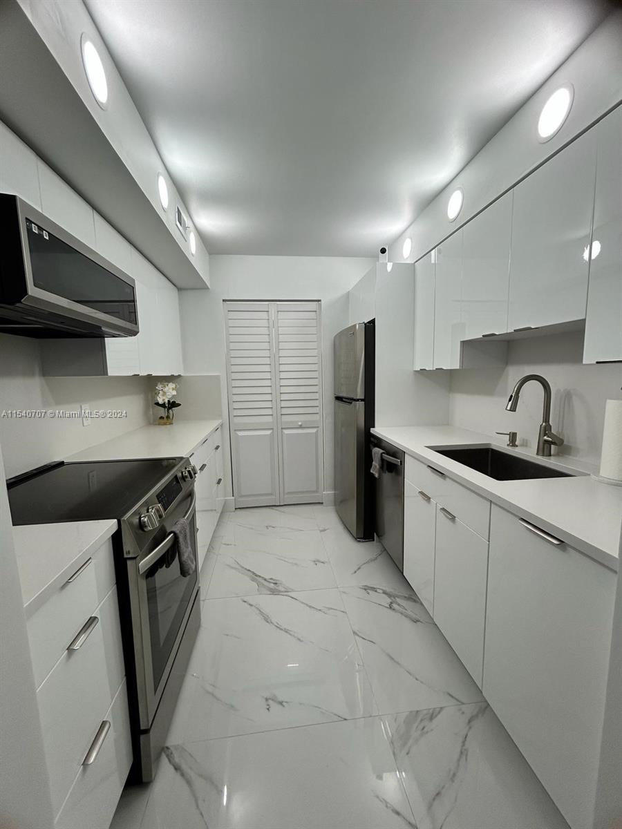 500 NE 2nd St 313, Dania Beach, Florida 33004, 2 Bedrooms Bedrooms, ,2 BathroomsBathrooms,Residentiallease,For Rent,500 NE 2nd St 313,A11540707