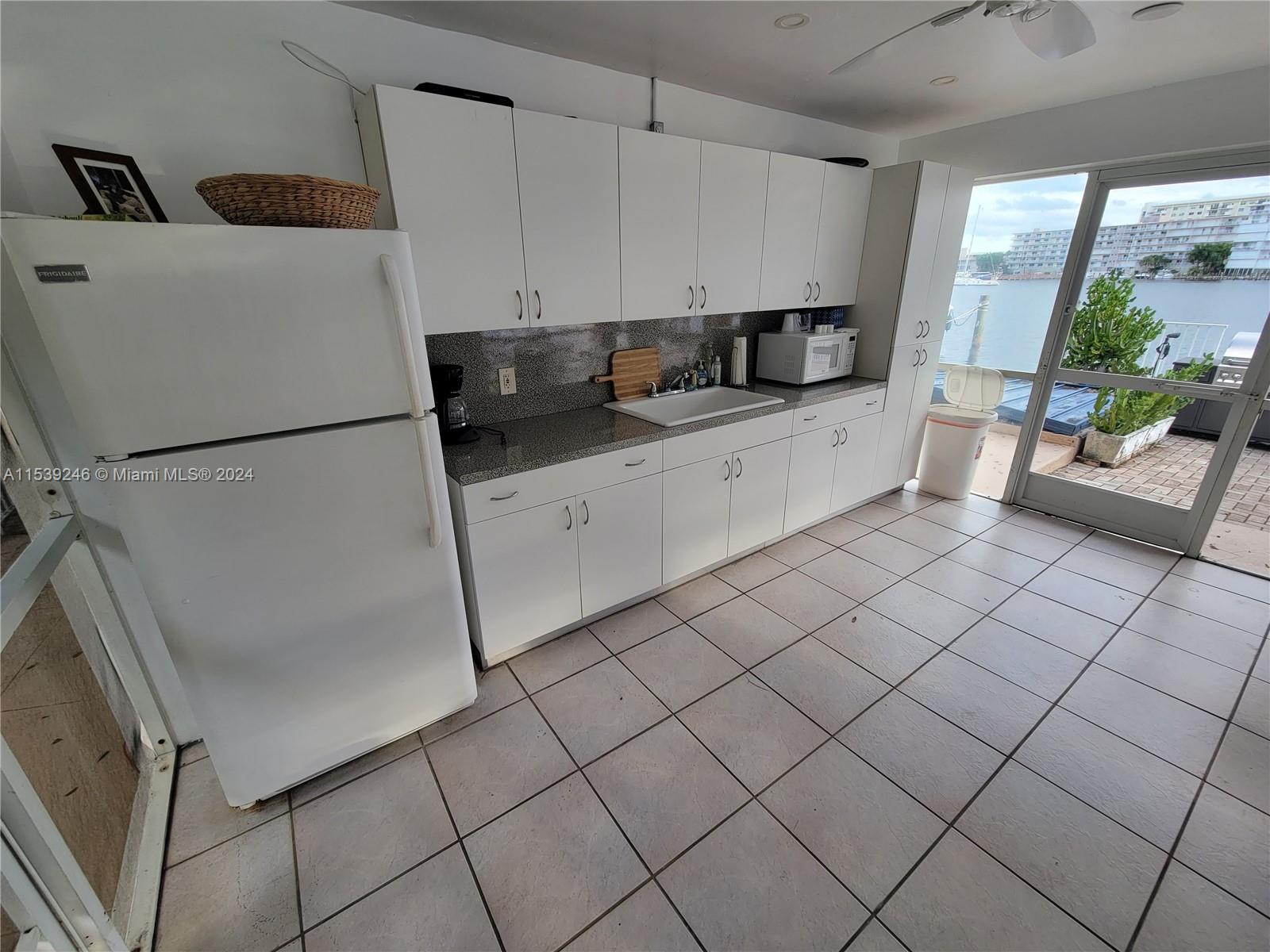 2000 Diana Dr 305, Hallandale Beach, Florida 33009, 2 Bedrooms Bedrooms, ,2 BathroomsBathrooms,Residential,For Sale,2000 Diana Dr 305,A11539246