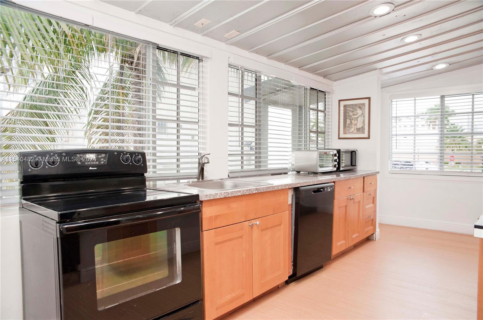 219-223 S 17 Avenue #1-10, Hollywood, Florida 33020, ,Commercialsale,For Sale,219-223 S 17 Avenue #1-10,A11540482