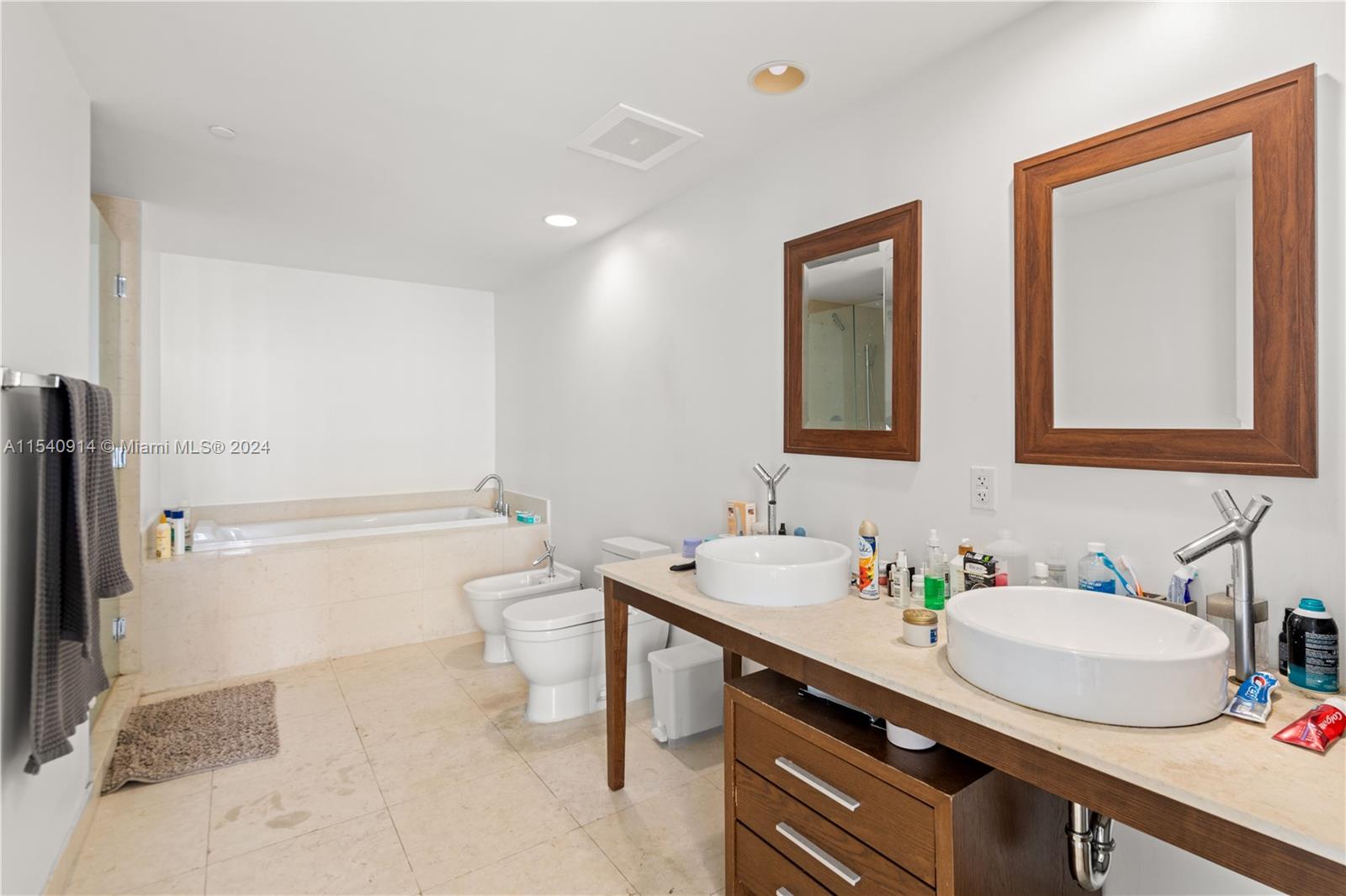 Miami, Florida 33131, 2 Bedrooms Bedrooms, ,2 BathroomsBathrooms,Residentiallease,For Rent,A11540914