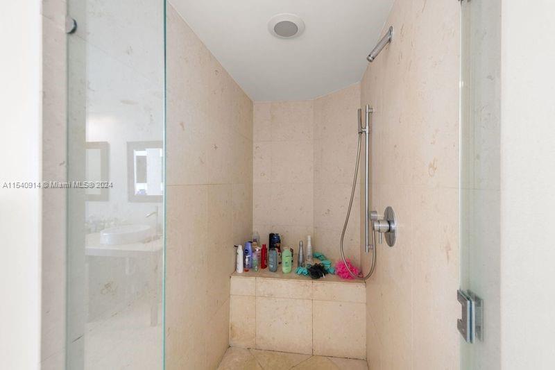 Miami, Florida 33131, 2 Bedrooms Bedrooms, ,2 BathroomsBathrooms,Residentiallease,For Rent,A11540914