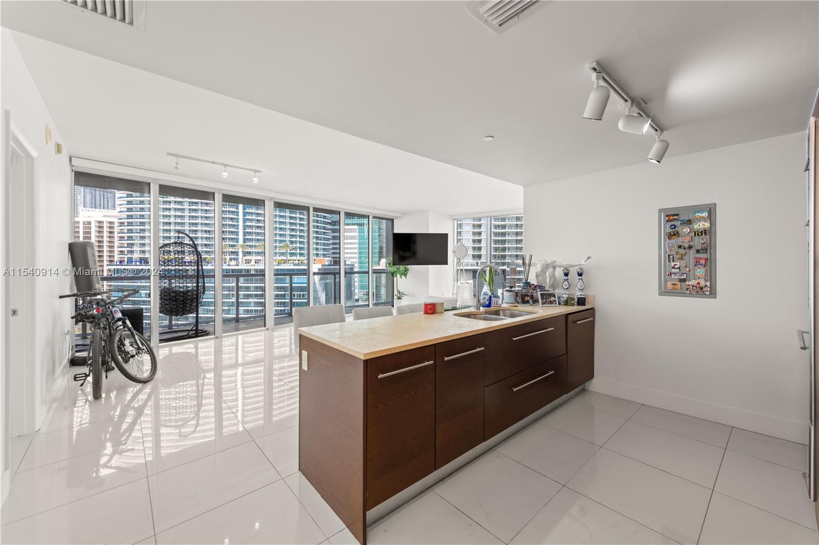 Miami, Florida 33131, 2 Bedrooms Bedrooms, ,2 BathroomsBathrooms,Residentiallease,For Rent,A11540914