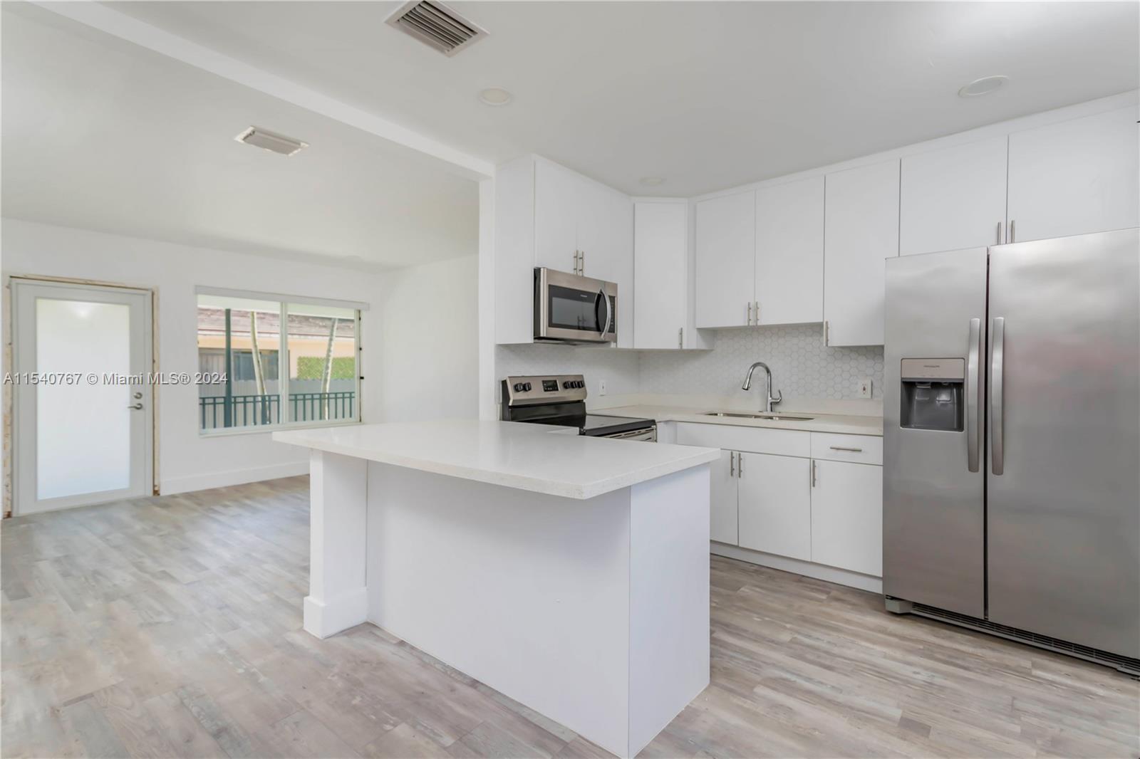 181 NE 168th St 2, North Miami Beach, Florida 33162, 2 Bedrooms Bedrooms, ,1 BathroomBathrooms,Residentiallease,For Rent,181 NE 168th St 2,A11540767