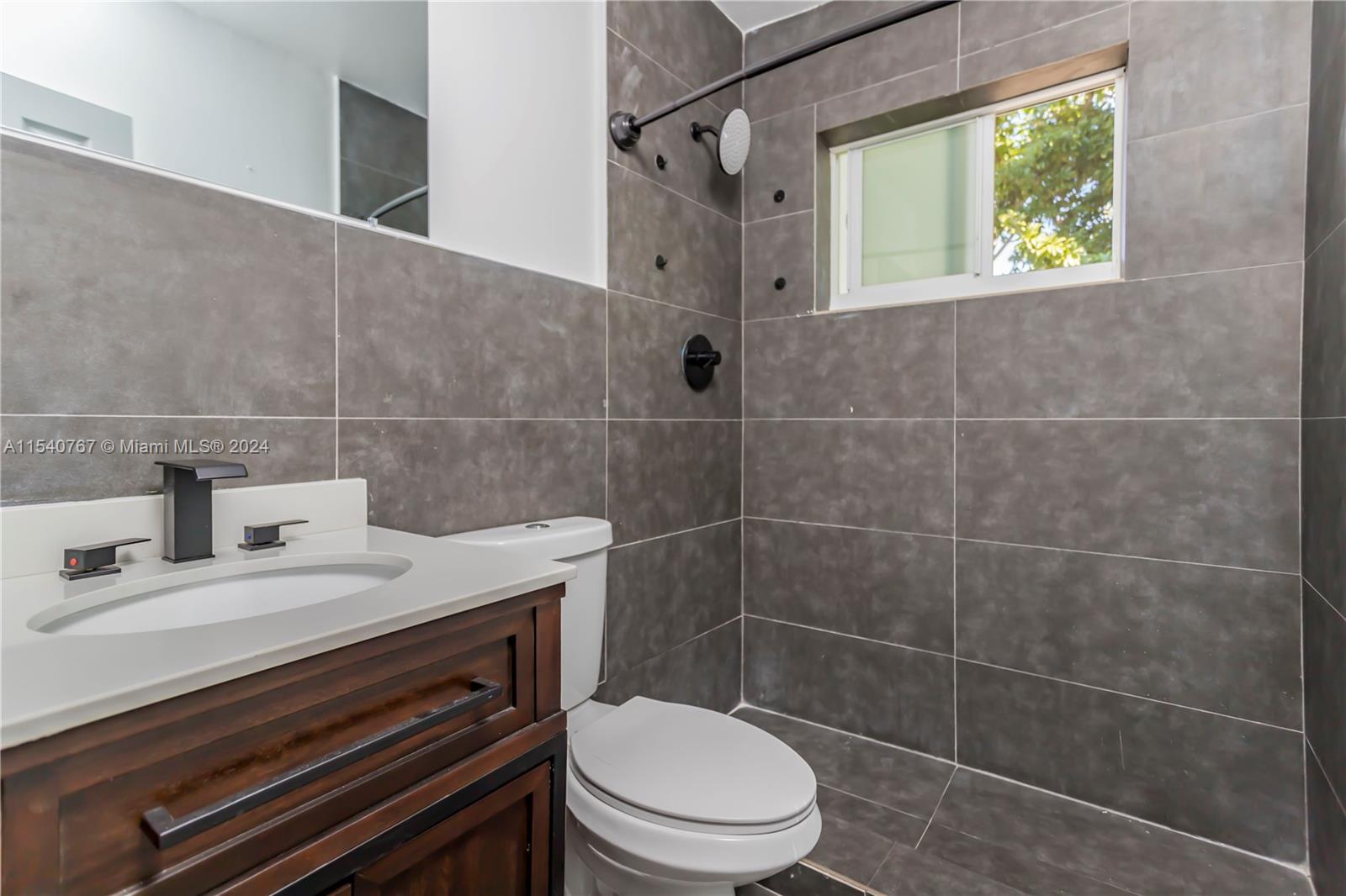 181 NE 168th St 2, North Miami Beach, Florida 33162, 2 Bedrooms Bedrooms, ,1 BathroomBathrooms,Residentiallease,For Rent,181 NE 168th St 2,A11540767