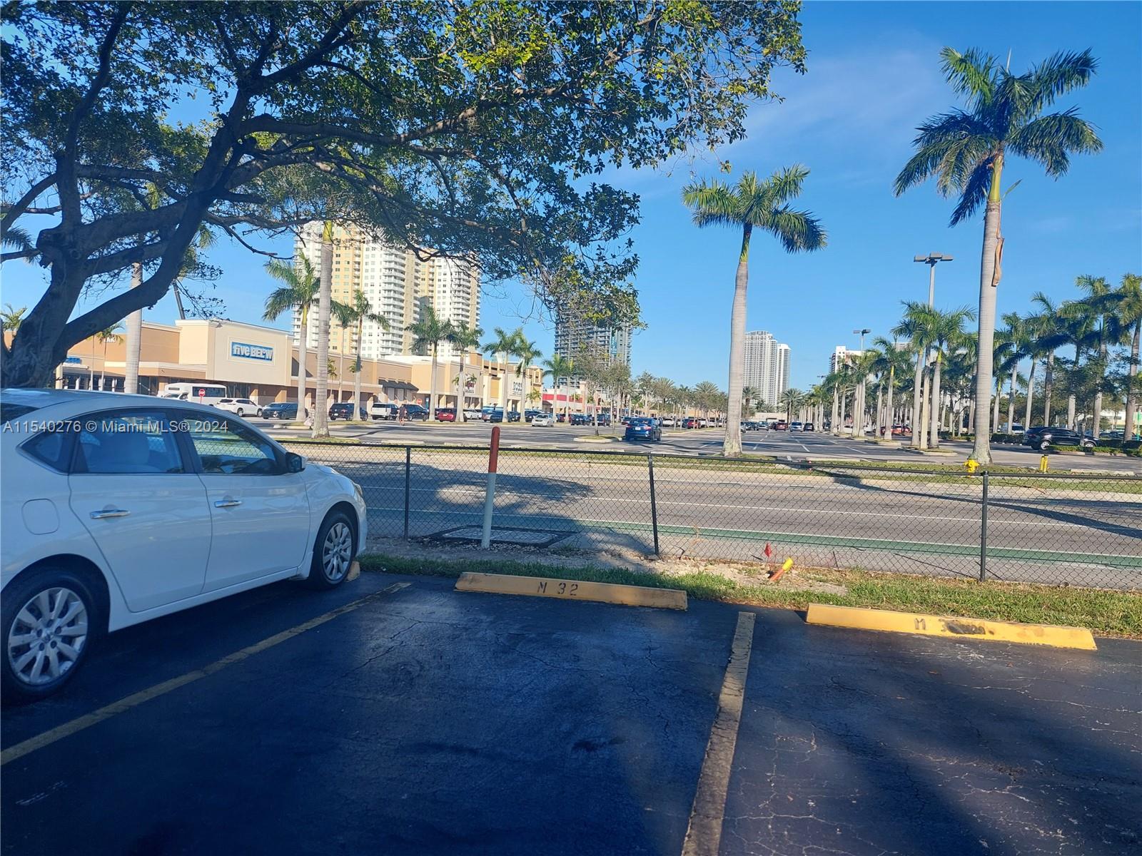 1333 E Hallandale Beach Blvd 305, Hallandale Beach, Florida 33009, 1 Bedroom Bedrooms, ,1 BathroomBathrooms,Residential,For Sale,1333 E Hallandale Beach Blvd 305,A11540276