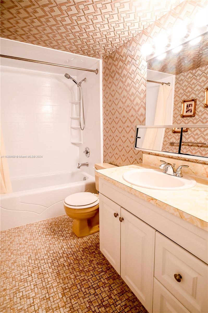 315 SE 11th Ter 203, Dania Beach, Florida 33004, 2 Bedrooms Bedrooms, ,2 BathroomsBathrooms,Residential,For Sale,315 SE 11th Ter 203,A11539459