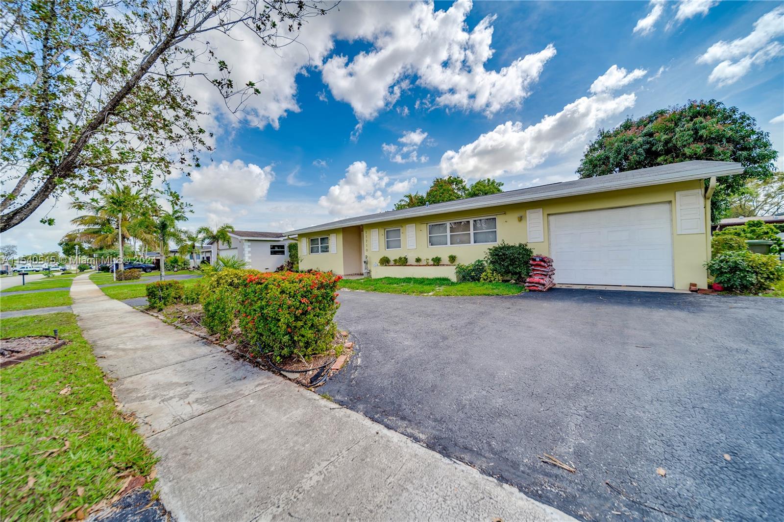 11710 18th St, Pembroke Pines, FL, 33026 United States, 3 Bedrooms Bedrooms, ,2 BathroomsBathrooms,Residential,For Sale,18th St,A11540545