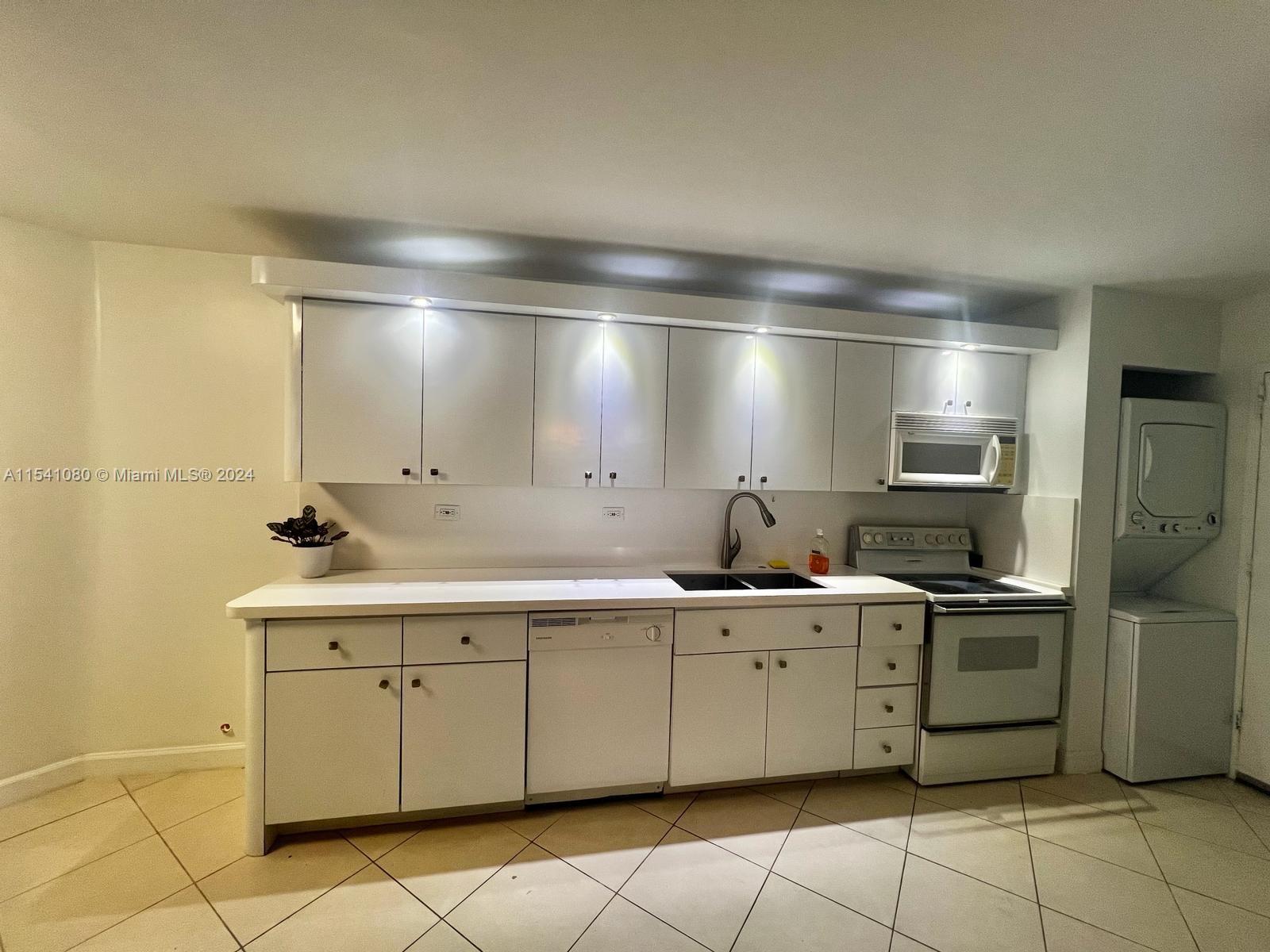 7135 Collins Ave 702, Miami Beach, Florida 33141, 1 Bedroom Bedrooms, ,2 BathroomsBathrooms,Residentiallease,For Rent,7135 Collins Ave 702,A11541080