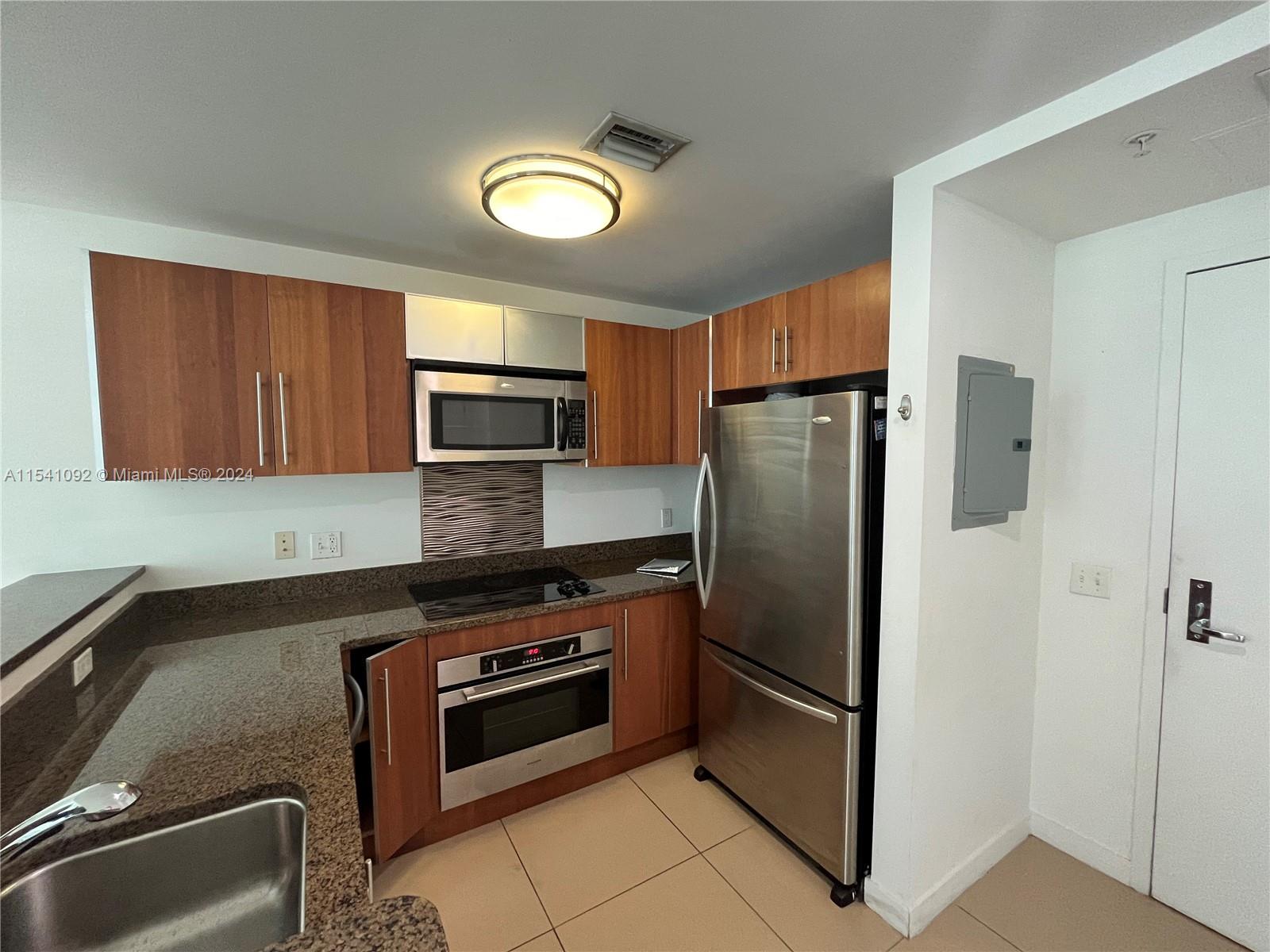 1 bed + 1.5 bath with great views, best location within walking distance to Brickell and Downtown. Italian cabinetry, stainless steel appliances, granite countertops, washer & dryer, and walk-in closets. Super amenities include an infinity pool, gym, club room, and much more! Rent includes basic internet and cable with Hotwire provider. Washer and dryer inside.