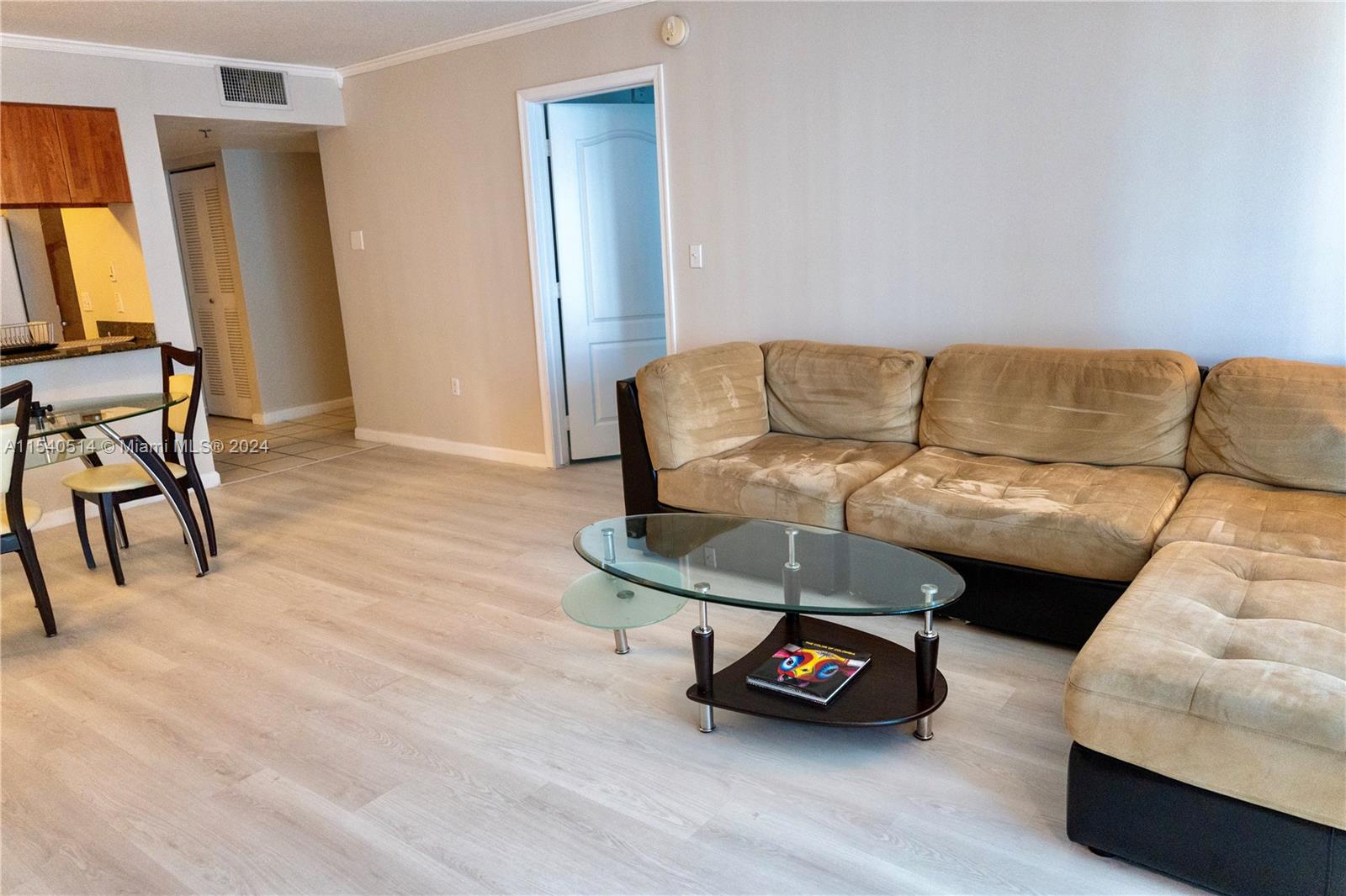 1200 Brickell Bay Dr 3008, Miami, Florida 33131, 1 Bedroom Bedrooms, ,1 BathroomBathrooms,Residentiallease,For Rent,1200 Brickell Bay Dr 3008,A11540514
