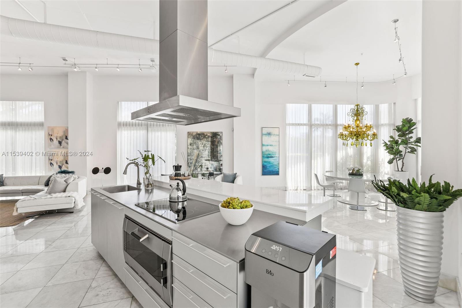 2001 Meridian Ave 101, Miami Beach, Florida 33139, 2 Bedrooms Bedrooms, ,2 BathroomsBathrooms,Residential,For Sale,2001 Meridian Ave 101,A11539402