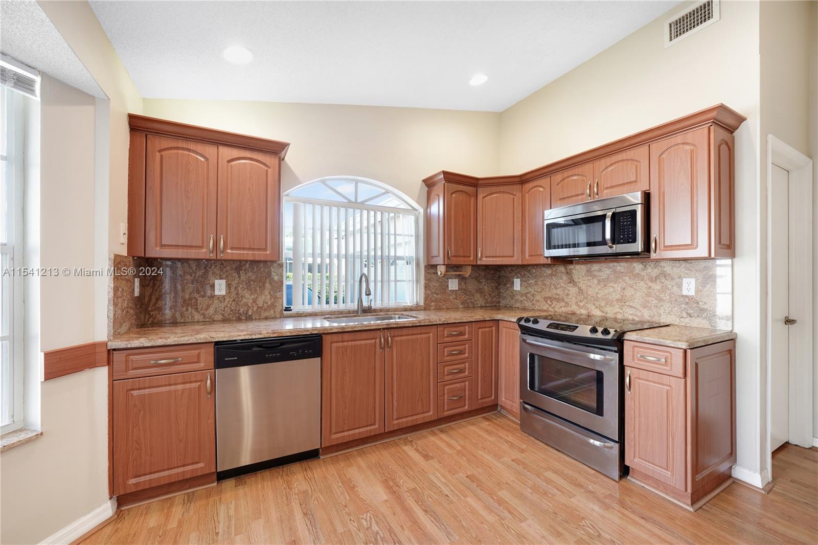 Listing Photo 8