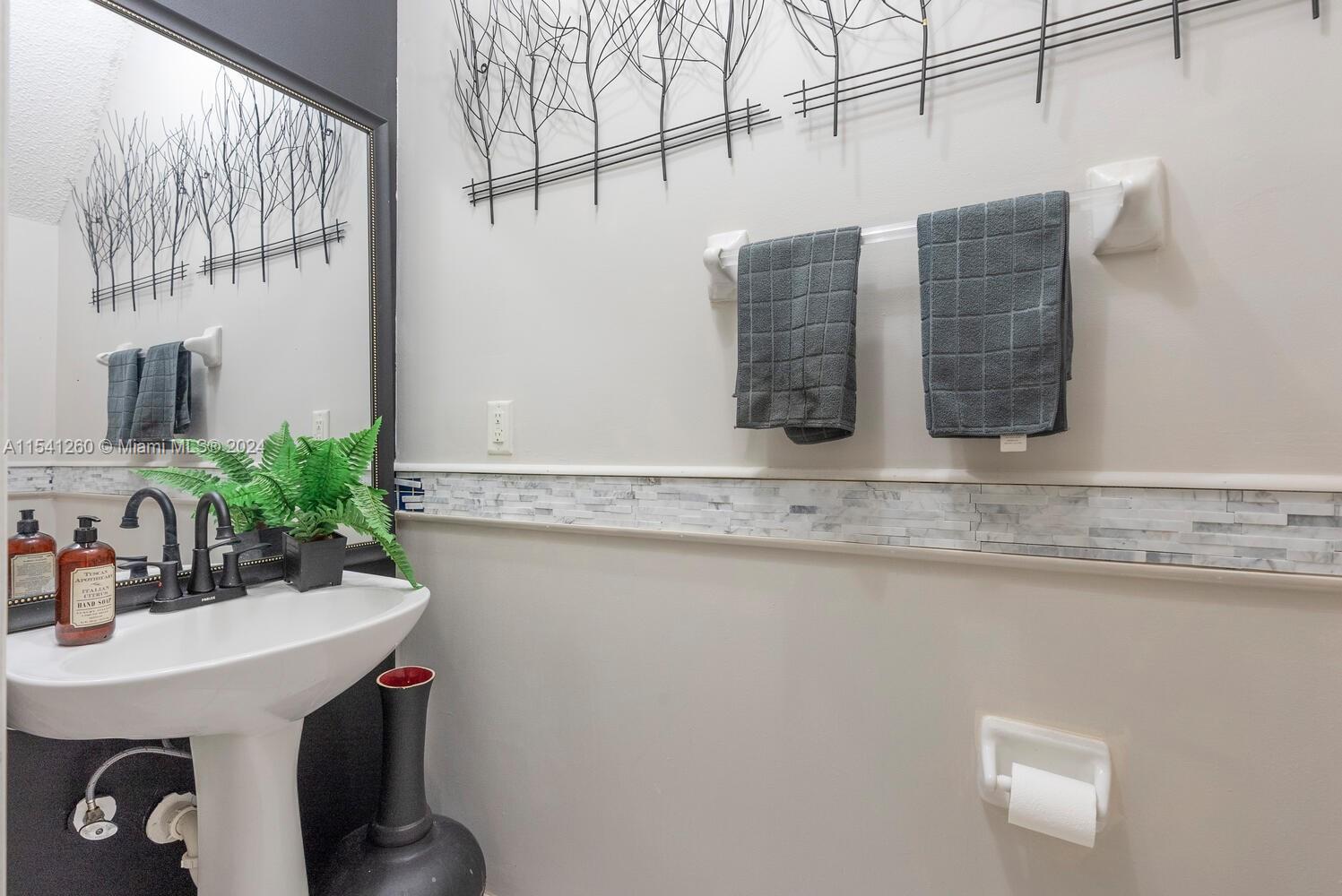 2215 SE 23rd Ter 2215, Homestead, Florida 33035, 3 Bedrooms Bedrooms, ,2 BathroomsBathrooms,Residential,For Sale,2215 SE 23rd Ter 2215,A11541260