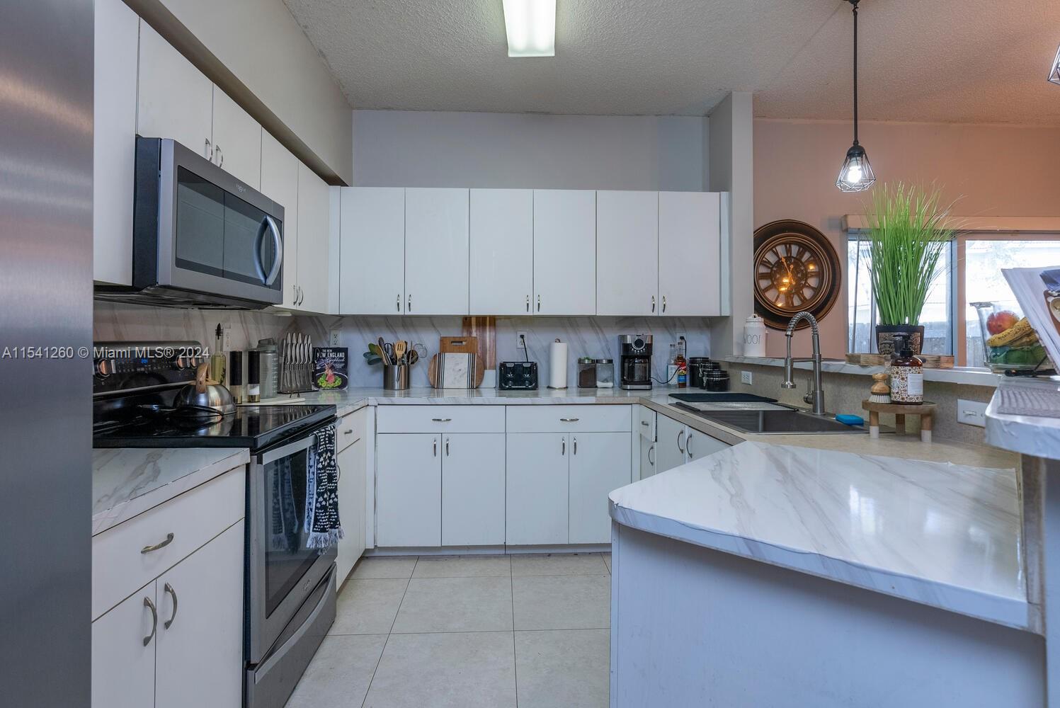 2215 SE 23rd Ter 2215, Homestead, Florida 33035, 3 Bedrooms Bedrooms, ,2 BathroomsBathrooms,Residential,For Sale,2215 SE 23rd Ter 2215,A11541260