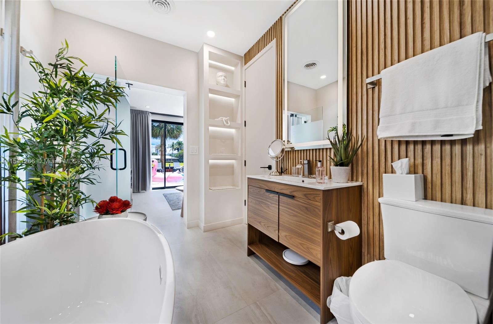 607 Oleander Dr, Hallandale Beach, Florida 33009, 5 Bedrooms Bedrooms, ,4 BathroomsBathrooms,Residentiallease,For Rent,607 Oleander Dr,A11541266