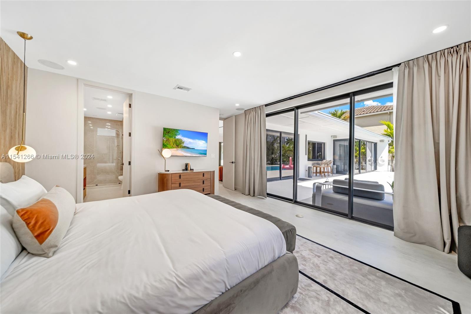 607 Oleander Dr, Hallandale Beach, Florida 33009, 5 Bedrooms Bedrooms, ,4 BathroomsBathrooms,Residentiallease,For Rent,607 Oleander Dr,A11541266