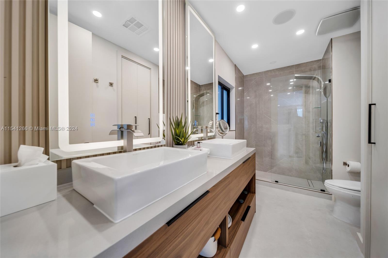 607 Oleander Dr, Hallandale Beach, Florida 33009, 5 Bedrooms Bedrooms, ,4 BathroomsBathrooms,Residentiallease,For Rent,607 Oleander Dr,A11541266