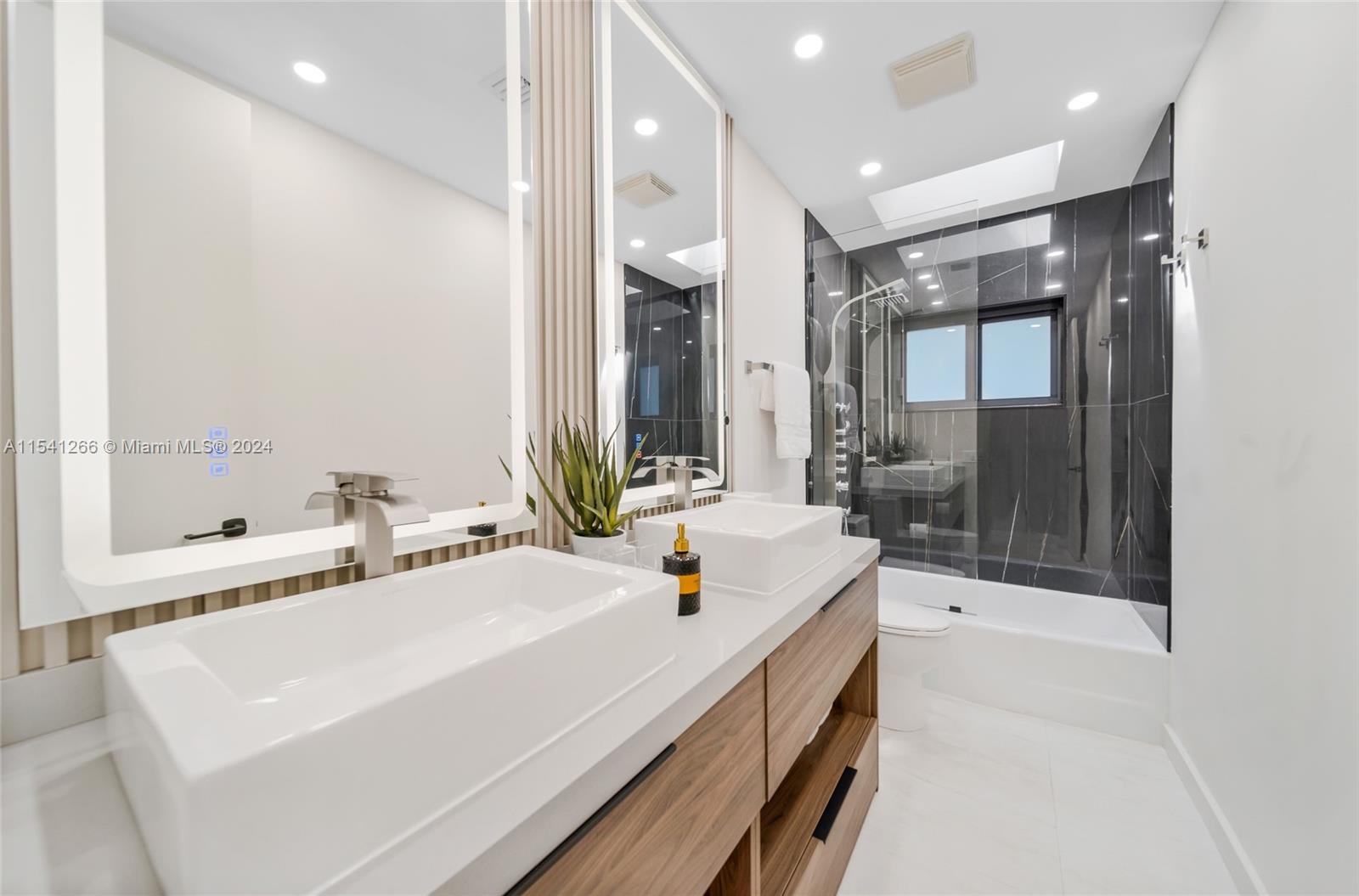 607 Oleander Dr, Hallandale Beach, Florida 33009, 5 Bedrooms Bedrooms, ,4 BathroomsBathrooms,Residentiallease,For Rent,607 Oleander Dr,A11541266