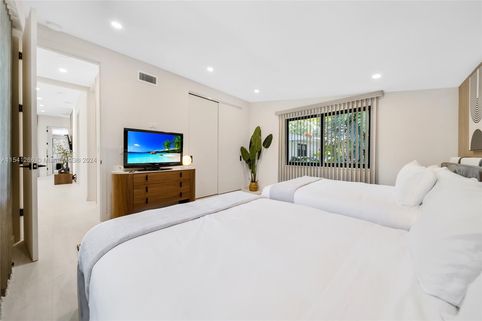 607 Oleander Dr, Hallandale Beach, Florida 33009, 5 Bedrooms Bedrooms, ,4 BathroomsBathrooms,Residentiallease,For Rent,607 Oleander Dr,A11541266