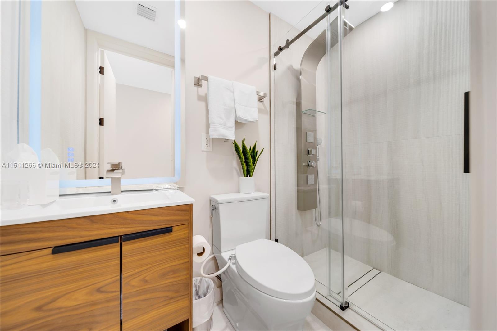 607 Oleander Dr, Hallandale Beach, Florida 33009, 5 Bedrooms Bedrooms, ,4 BathroomsBathrooms,Residentiallease,For Rent,607 Oleander Dr,A11541266