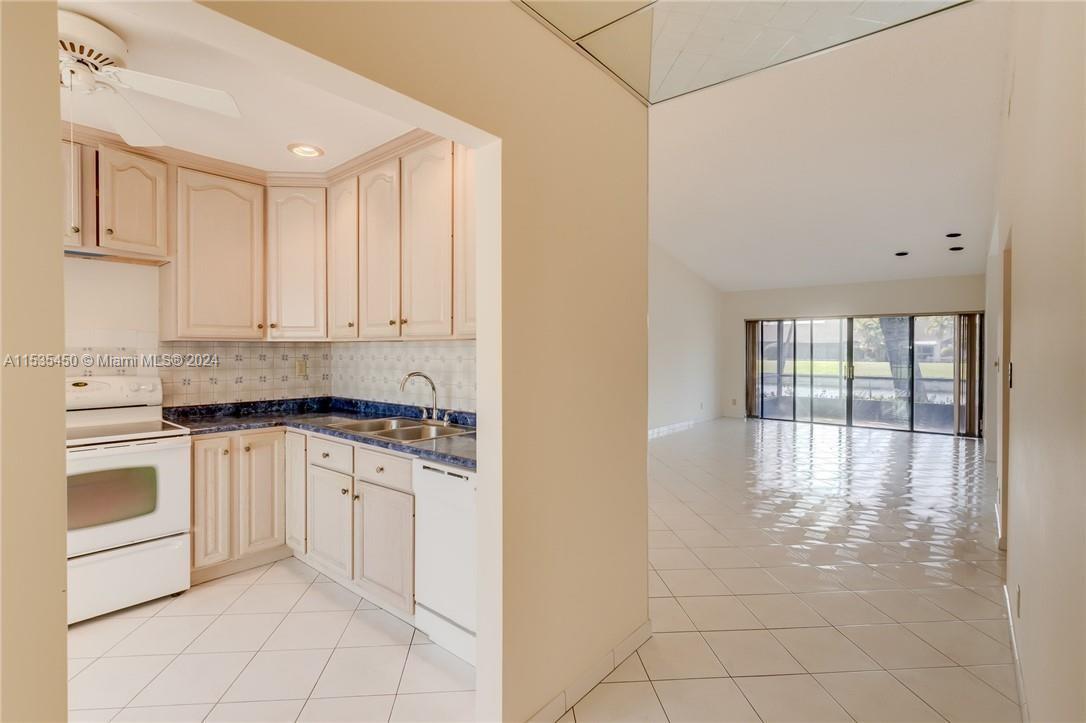 6367 W Pinehurst Cir W B37, Tamarac, Florida 33321, 2 Bedrooms Bedrooms, ,1 BathroomBathrooms,Residential,For Sale,6367 W Pinehurst Cir W B37,A11535450
