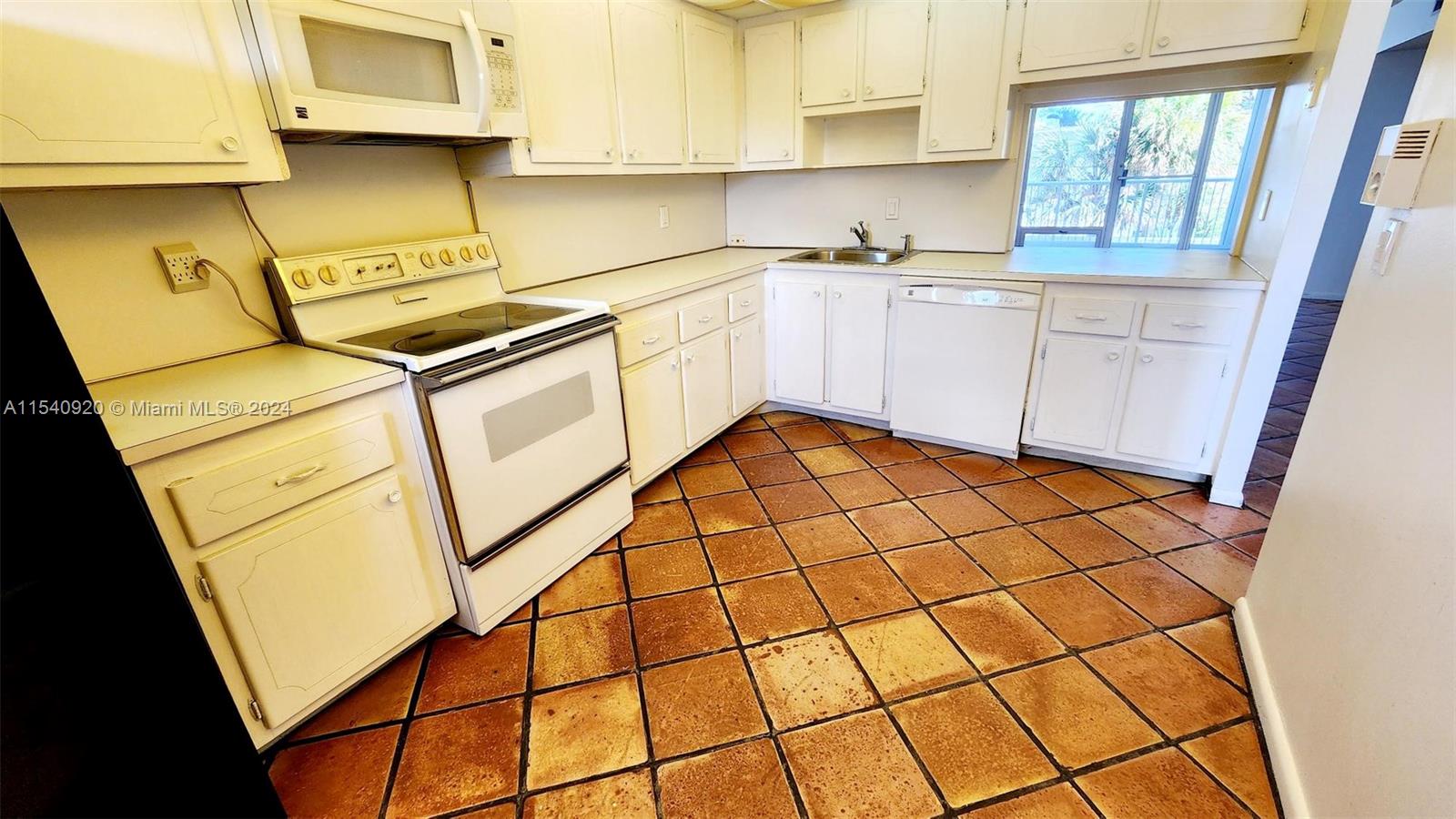 2200 NE 33rd Ave 2J, Fort Lauderdale, Florida 33305, 2 Bedrooms Bedrooms, ,2 BathroomsBathrooms,Residential,For Sale,2200 NE 33rd Ave 2J,A11540920