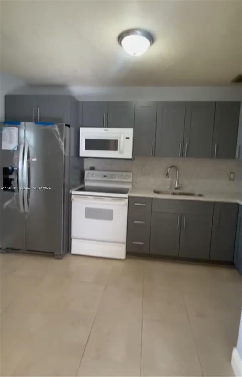 Hollywood, Florida 33020, 3 Bedrooms Bedrooms, ,2 BathroomsBathrooms,Residentiallease,For Rent,A11540761