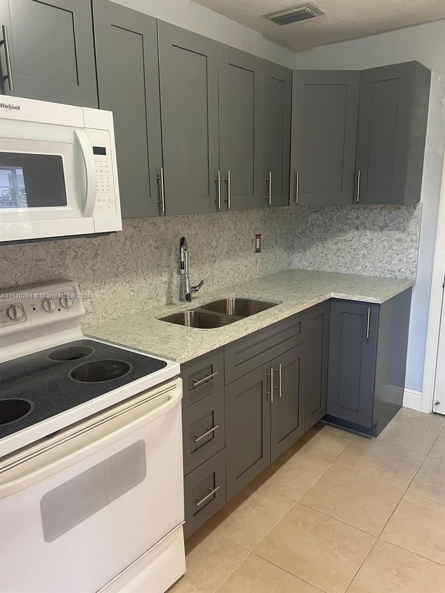 Hollywood, Florida 33020, 3 Bedrooms Bedrooms, ,2 BathroomsBathrooms,Residentiallease,For Rent,A11540761