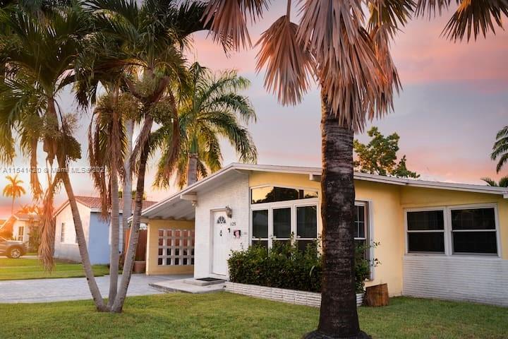 1125 NE 6th St 1125, Hallandale Beach, Florida 33009, 2 Bedrooms Bedrooms, ,2 BathroomsBathrooms,Residentiallease,For Rent,1125 NE 6th St 1125,A11541420