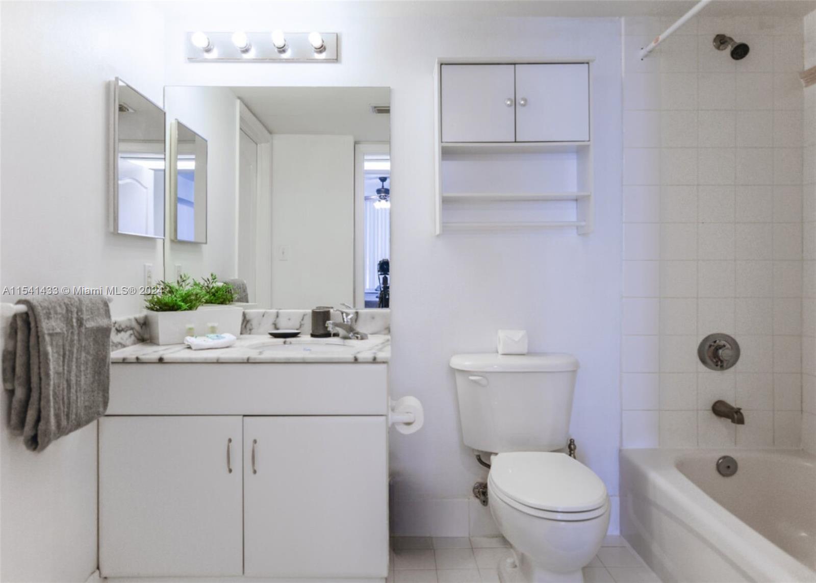 1200 Brickell Bay Dr 3004, Miami, Florida 33131, 1 Bedroom Bedrooms, ,1 BathroomBathrooms,Residentiallease,For Rent,1200 Brickell Bay Dr 3004,A11541433