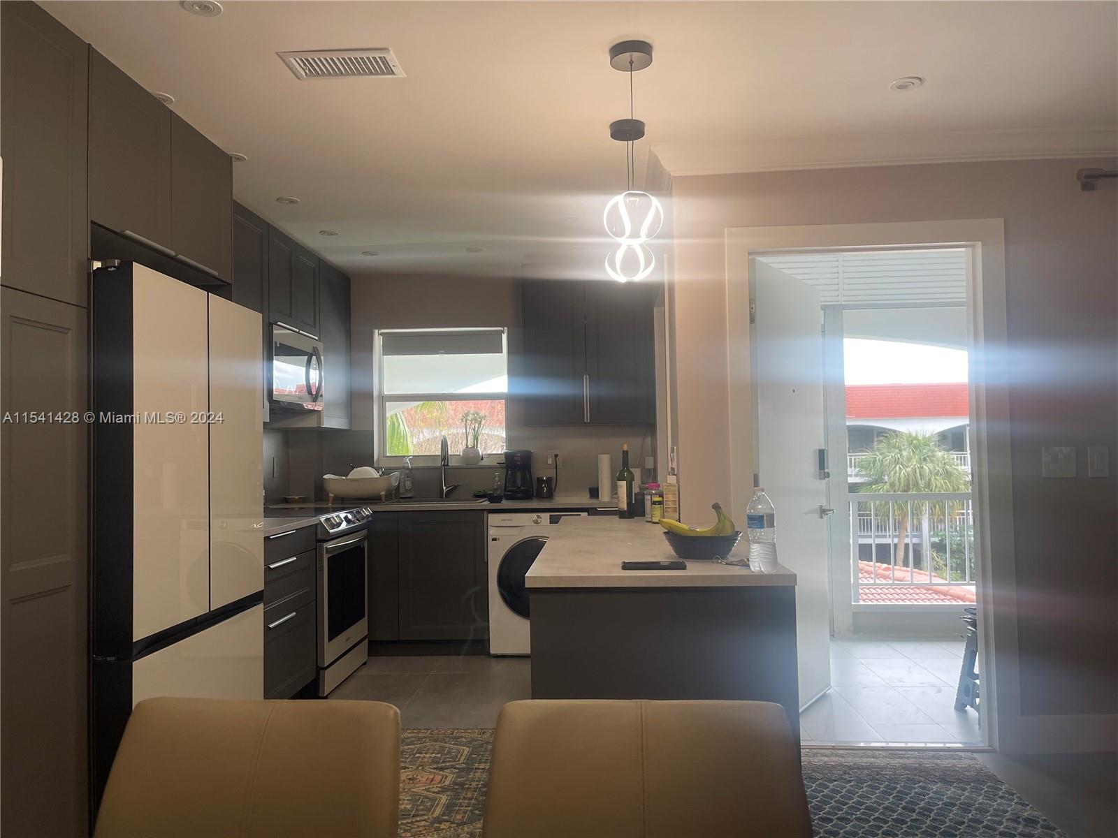 581 Blue Heron Dr 318-B, Hallandale Beach, Florida 33009, 2 Bedrooms Bedrooms, ,2 BathroomsBathrooms,Residentiallease,For Rent,581 Blue Heron Dr 318-B,A11541428