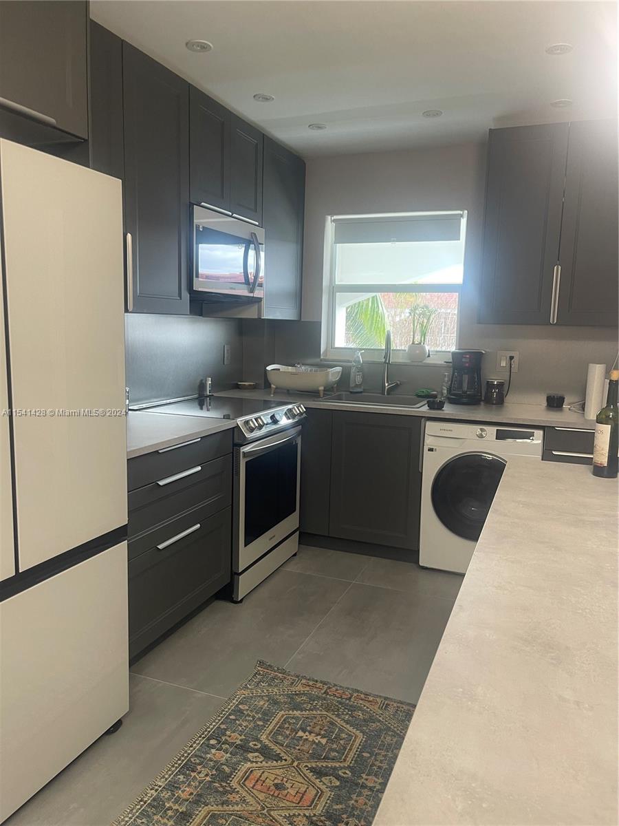 581 Blue Heron Dr 318-B, Hallandale Beach, Florida 33009, 2 Bedrooms Bedrooms, ,2 BathroomsBathrooms,Residentiallease,For Rent,581 Blue Heron Dr 318-B,A11541428