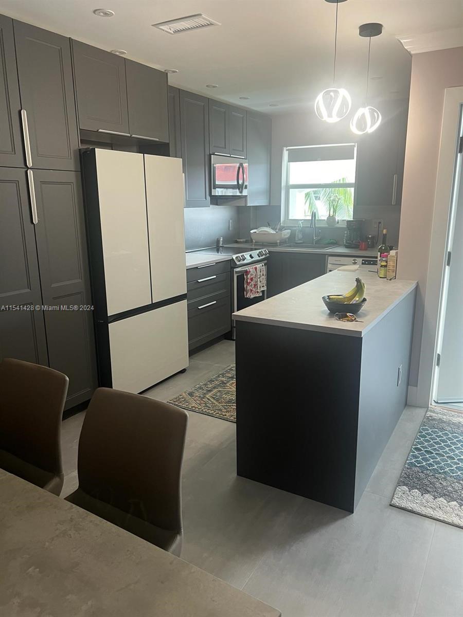 581 Blue Heron Dr 318-B, Hallandale Beach, Florida 33009, 2 Bedrooms Bedrooms, ,2 BathroomsBathrooms,Residentiallease,For Rent,581 Blue Heron Dr 318-B,A11541428