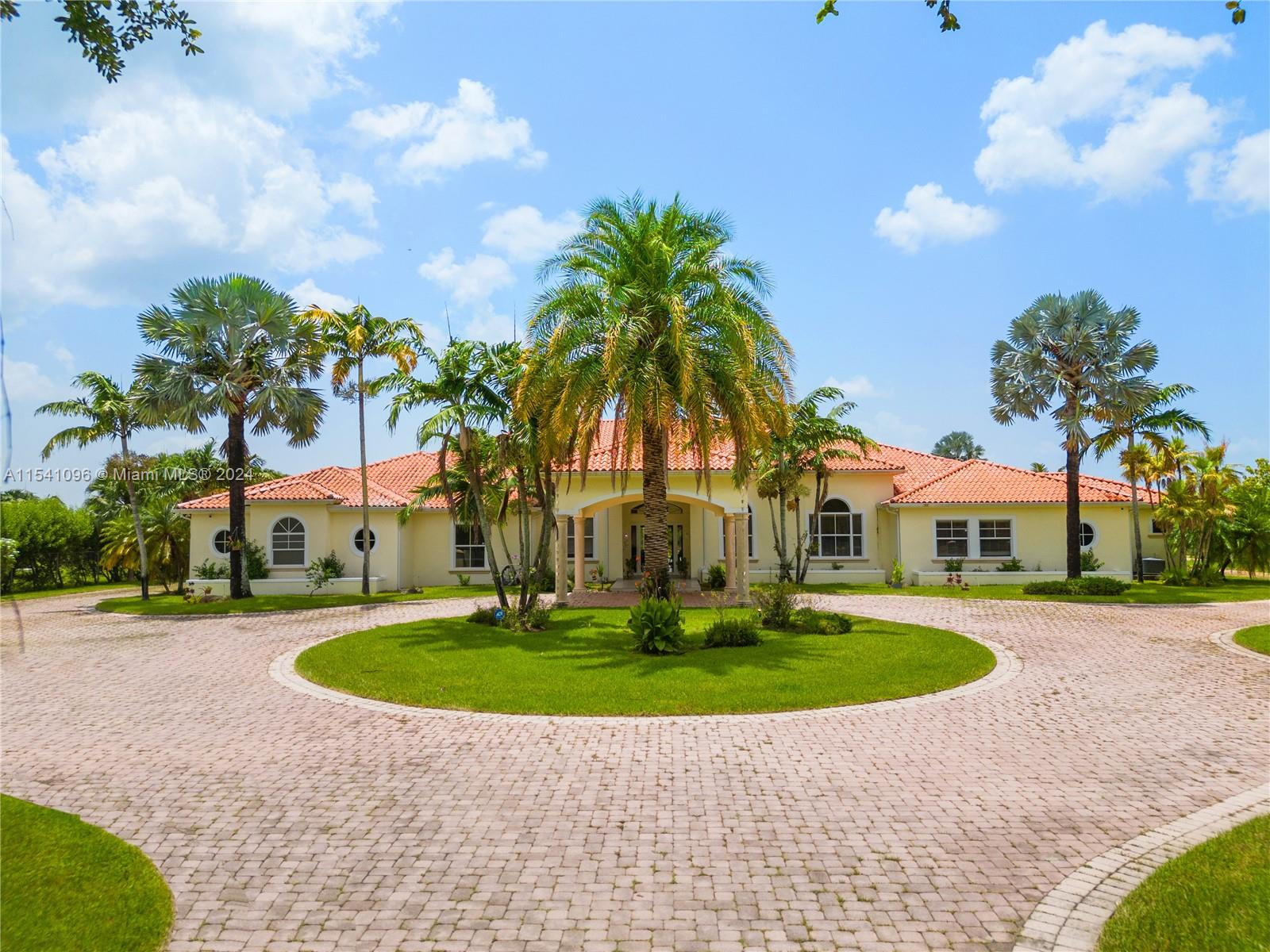 HOUSE #!- Circular driveway