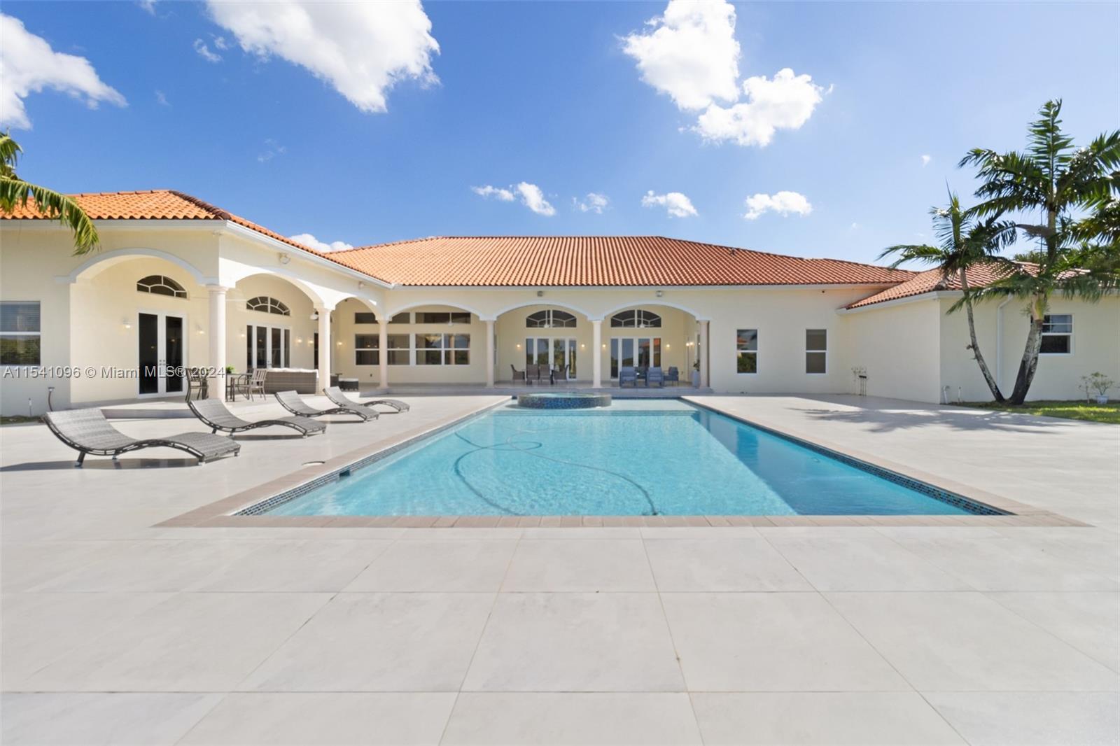 HOUSE #1-Terraces w access to the pool