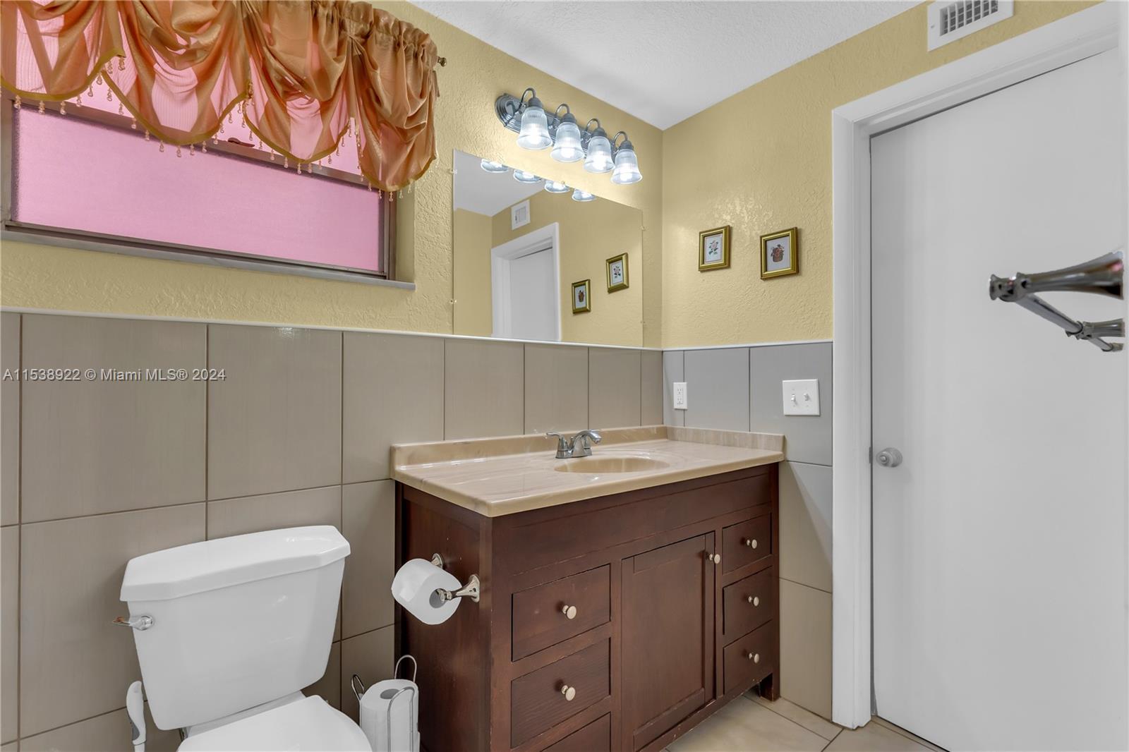 215 SE 3rd Ave 201C, Hallandale Beach, Florida 33009, 1 Bedroom Bedrooms, ,1 BathroomBathrooms,Residential,For Sale,215 SE 3rd Ave 201C,A11538922