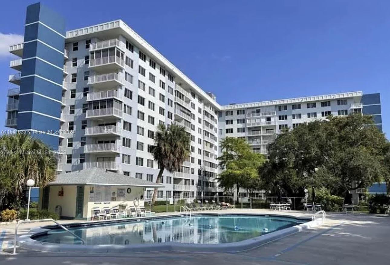 4200 Hillcrest Dr 300, Hollywood, Florida 33021, 2 Bedrooms Bedrooms, ,2 BathroomsBathrooms,Residentiallease,For Rent,4200 Hillcrest Dr 300,A11541635