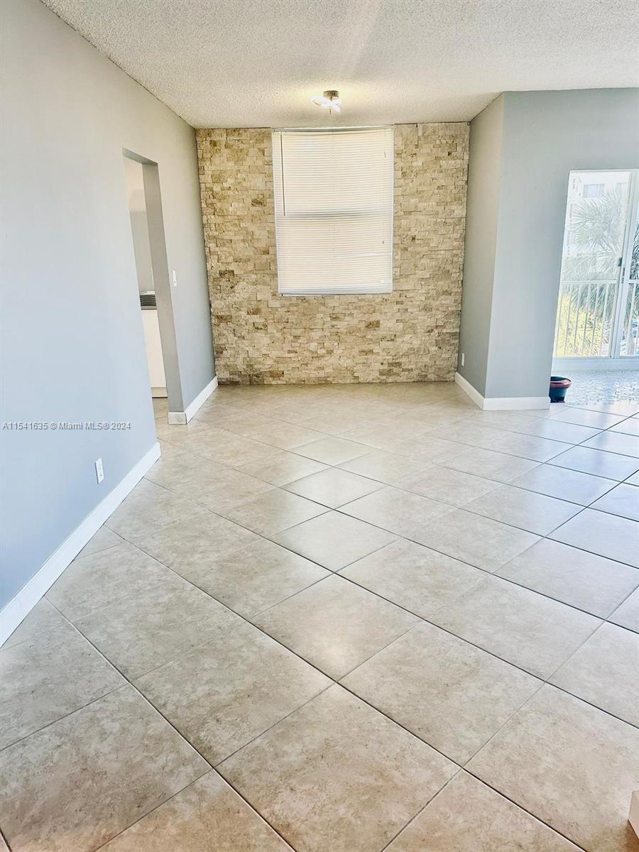 4200 Hillcrest Dr 300, Hollywood, Florida 33021, 2 Bedrooms Bedrooms, ,2 BathroomsBathrooms,Residentiallease,For Rent,4200 Hillcrest Dr 300,A11541635