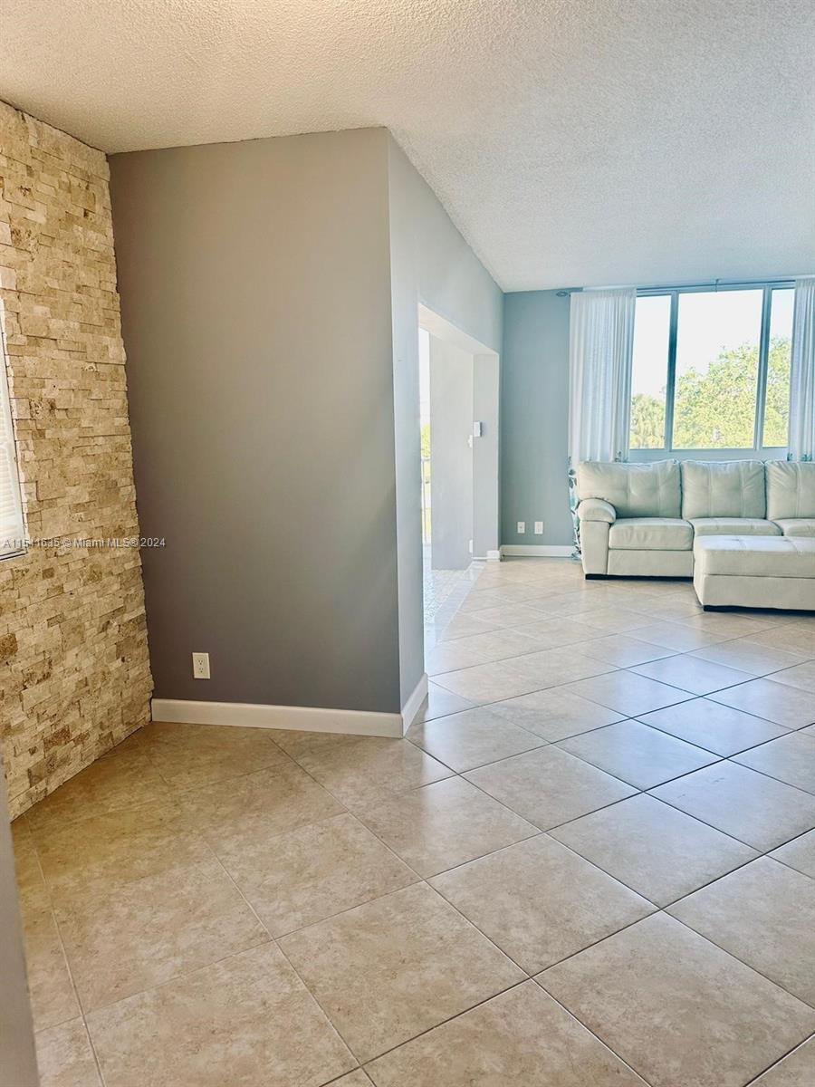 4200 Hillcrest Dr 300, Hollywood, Florida 33021, 2 Bedrooms Bedrooms, ,2 BathroomsBathrooms,Residentiallease,For Rent,4200 Hillcrest Dr 300,A11541635