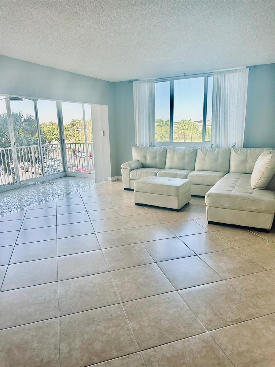 4200 Hillcrest Dr 300, Hollywood, Florida 33021, 2 Bedrooms Bedrooms, ,2 BathroomsBathrooms,Residentiallease,For Rent,4200 Hillcrest Dr 300,A11541635