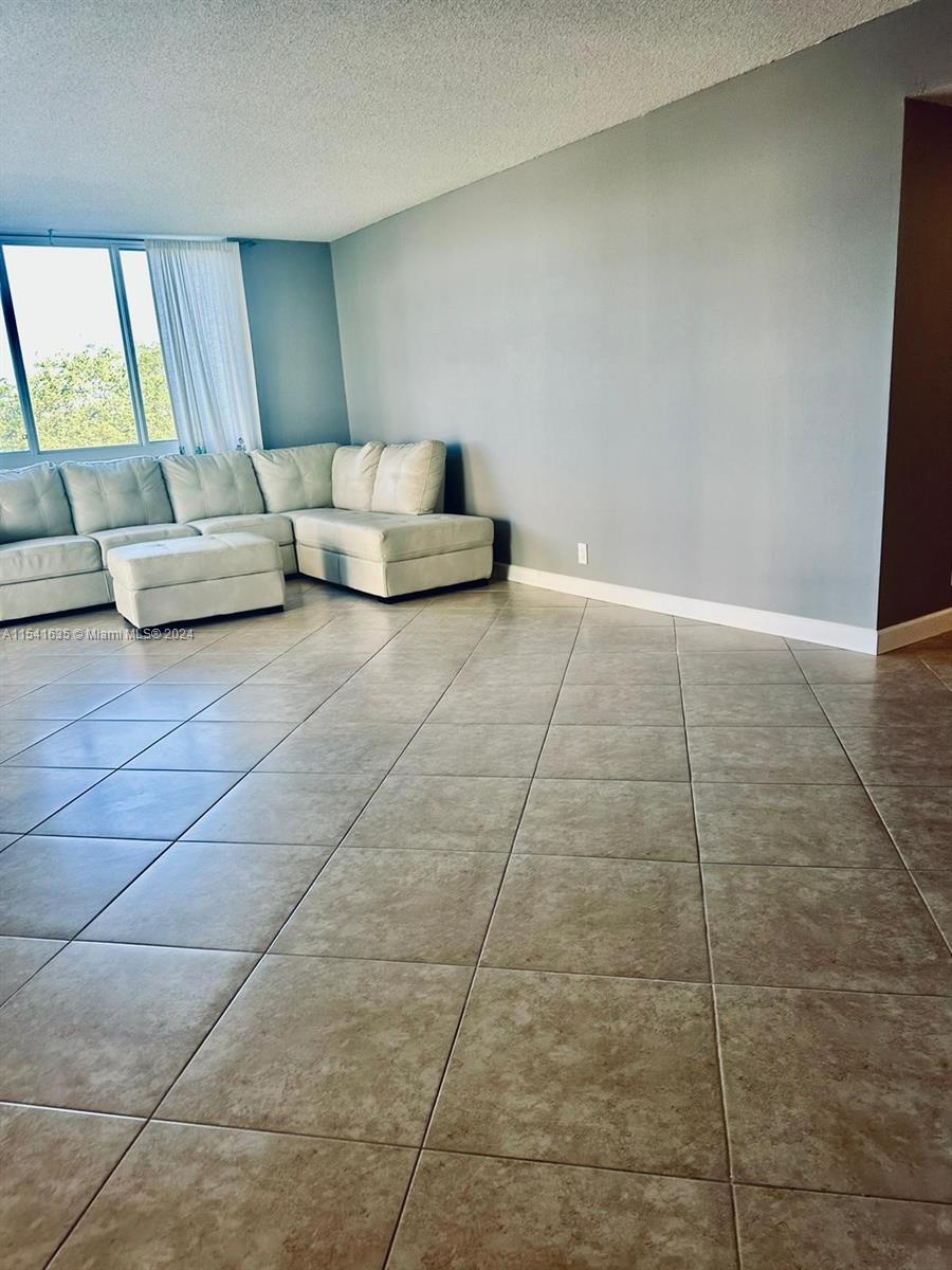 4200 Hillcrest Dr 300, Hollywood, Florida 33021, 2 Bedrooms Bedrooms, ,2 BathroomsBathrooms,Residentiallease,For Rent,4200 Hillcrest Dr 300,A11541635