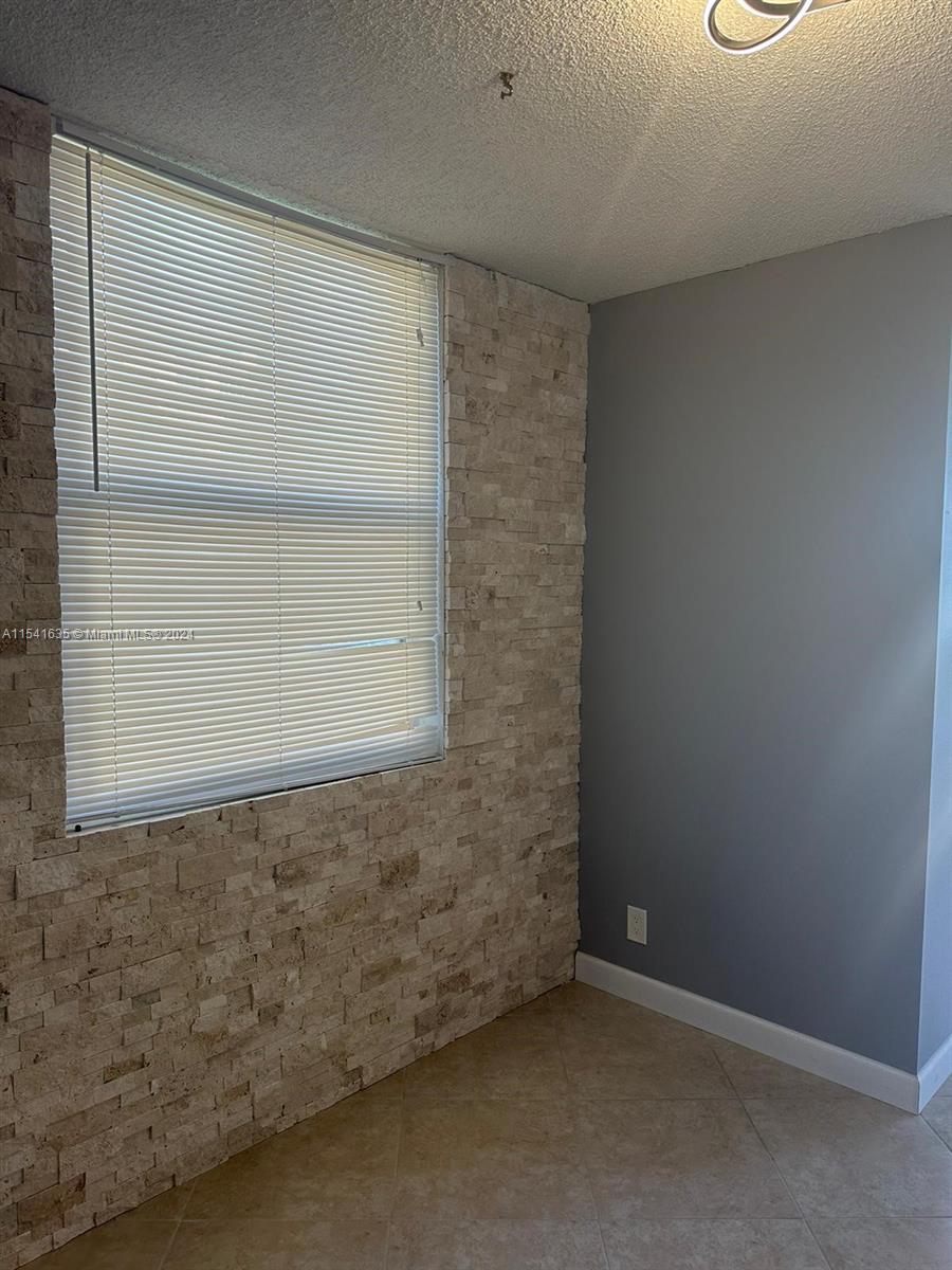 4200 Hillcrest Dr 300, Hollywood, Florida 33021, 2 Bedrooms Bedrooms, ,2 BathroomsBathrooms,Residentiallease,For Rent,4200 Hillcrest Dr 300,A11541635