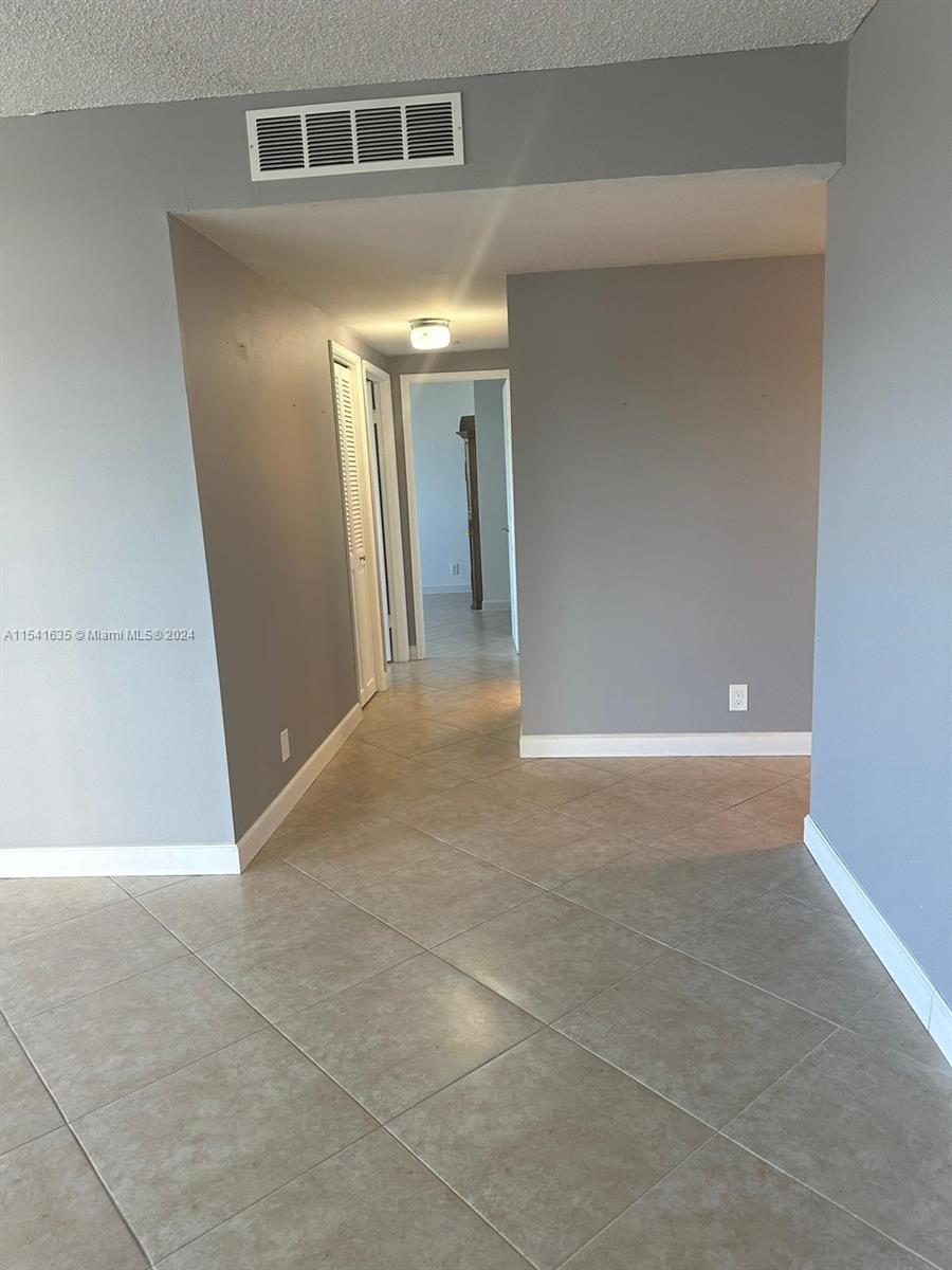 4200 Hillcrest Dr 300, Hollywood, Florida 33021, 2 Bedrooms Bedrooms, ,2 BathroomsBathrooms,Residentiallease,For Rent,4200 Hillcrest Dr 300,A11541635