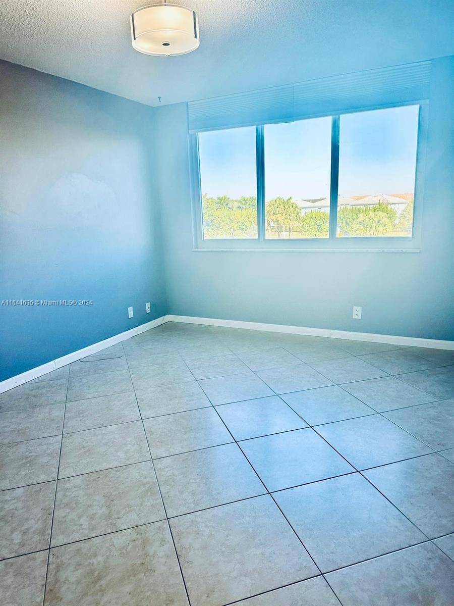 4200 Hillcrest Dr 300, Hollywood, Florida 33021, 2 Bedrooms Bedrooms, ,2 BathroomsBathrooms,Residentiallease,For Rent,4200 Hillcrest Dr 300,A11541635