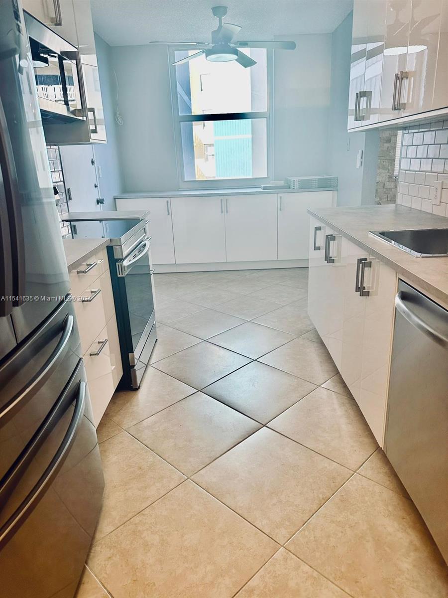 4200 Hillcrest Dr 300, Hollywood, Florida 33021, 2 Bedrooms Bedrooms, ,2 BathroomsBathrooms,Residentiallease,For Rent,4200 Hillcrest Dr 300,A11541635