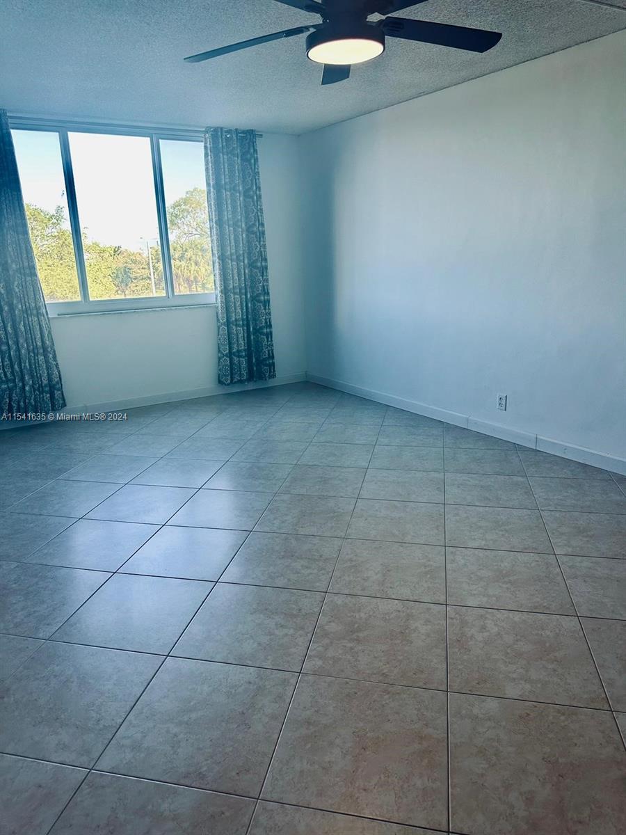 4200 Hillcrest Dr 300, Hollywood, Florida 33021, 2 Bedrooms Bedrooms, ,2 BathroomsBathrooms,Residentiallease,For Rent,4200 Hillcrest Dr 300,A11541635