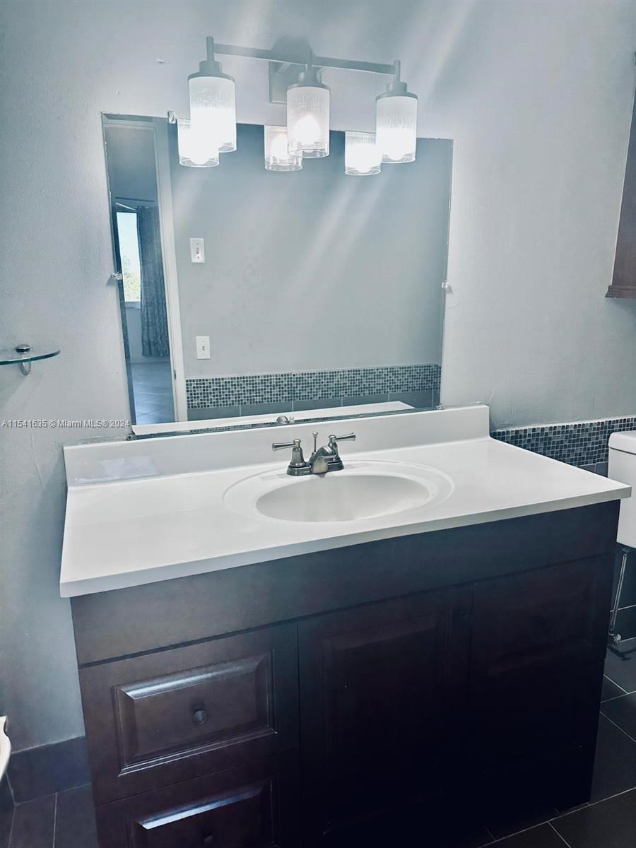 4200 Hillcrest Dr 300, Hollywood, Florida 33021, 2 Bedrooms Bedrooms, ,2 BathroomsBathrooms,Residentiallease,For Rent,4200 Hillcrest Dr 300,A11541635