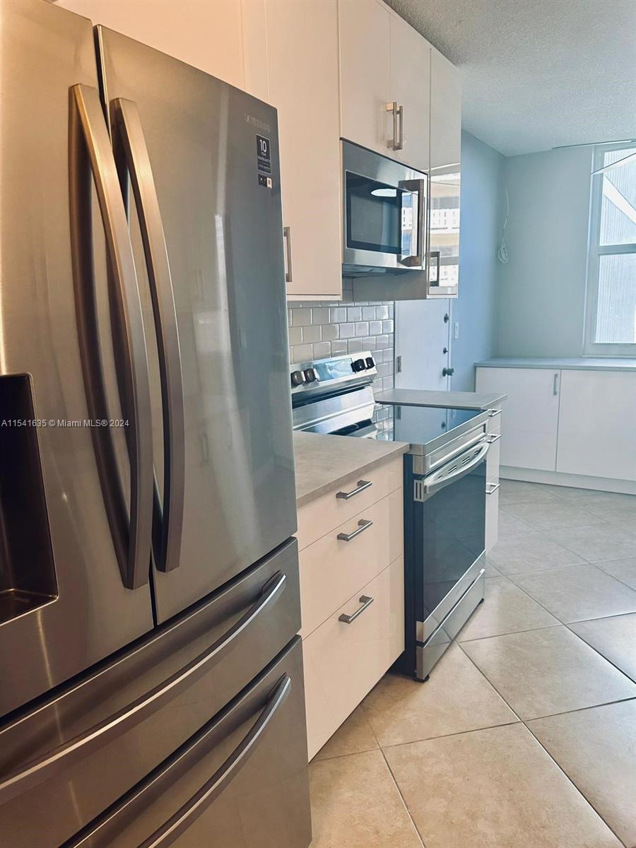4200 Hillcrest Dr 300, Hollywood, Florida 33021, 2 Bedrooms Bedrooms, ,2 BathroomsBathrooms,Residentiallease,For Rent,4200 Hillcrest Dr 300,A11541635