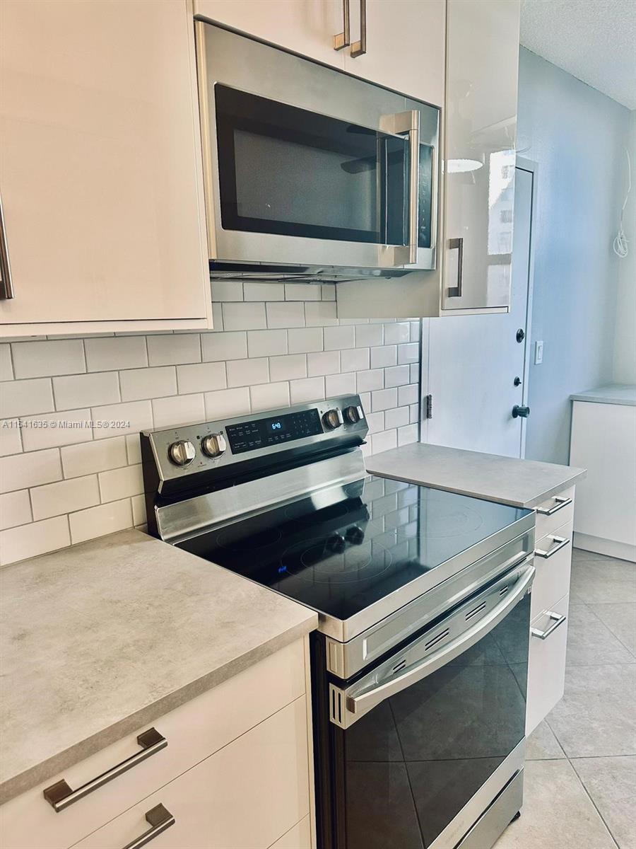 4200 Hillcrest Dr 300, Hollywood, Florida 33021, 2 Bedrooms Bedrooms, ,2 BathroomsBathrooms,Residentiallease,For Rent,4200 Hillcrest Dr 300,A11541635