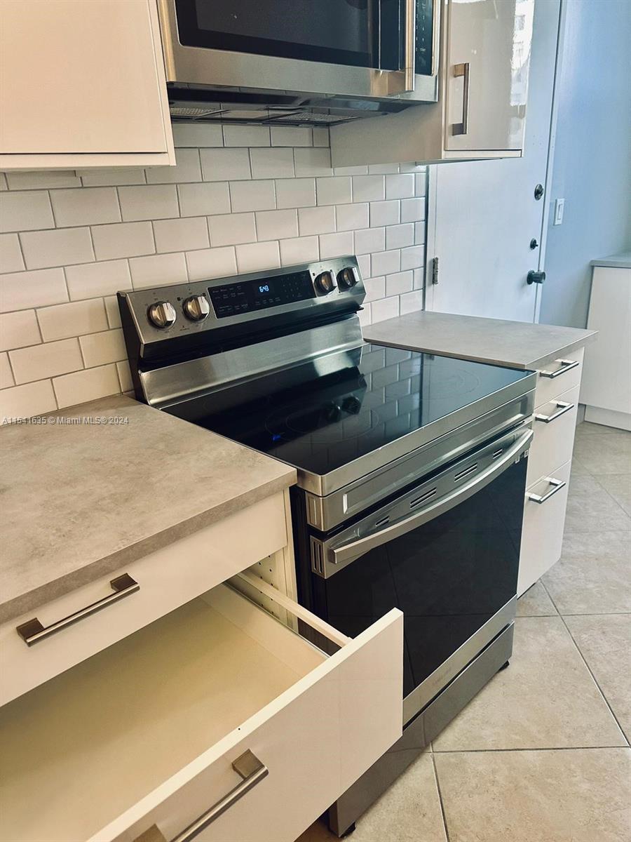 4200 Hillcrest Dr 300, Hollywood, Florida 33021, 2 Bedrooms Bedrooms, ,2 BathroomsBathrooms,Residentiallease,For Rent,4200 Hillcrest Dr 300,A11541635